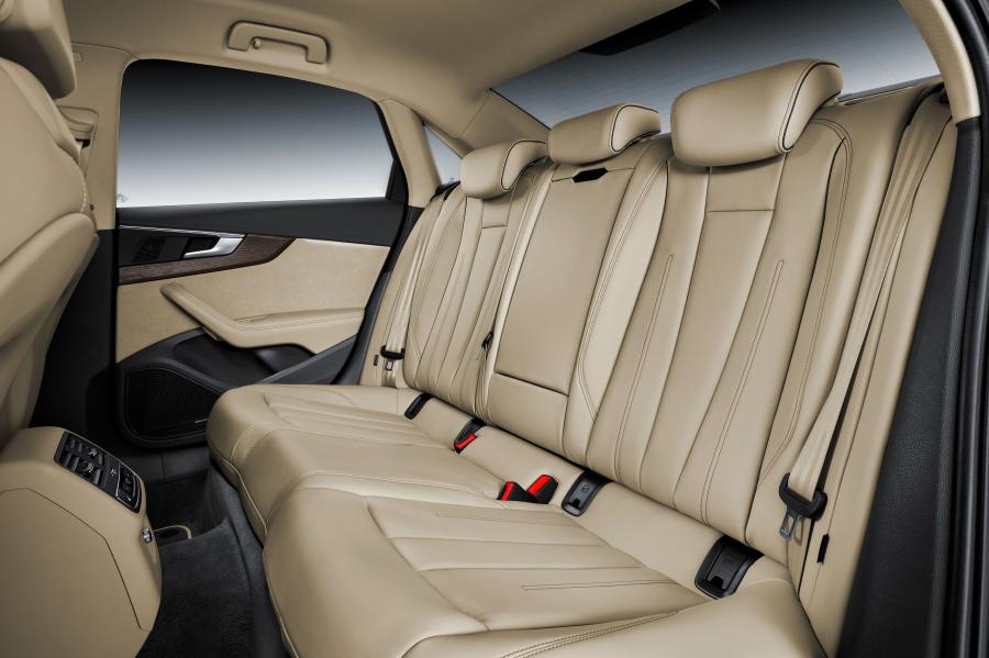 Интерьер Audi A4 2.0 TFSI Quattro (B9) 2015 года  (WW) (фото 4 из 31)